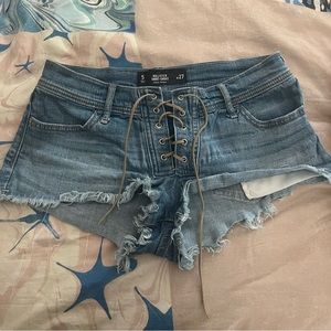 HOLLISTER daisy dukes!